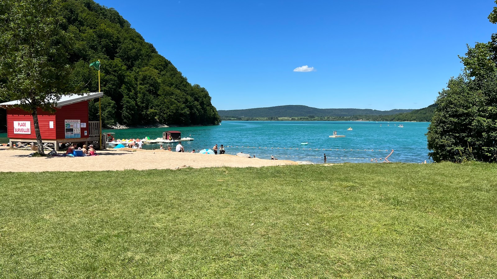 Foto von Plage du Domaine de Chalain mit beiger sand Oberfläche