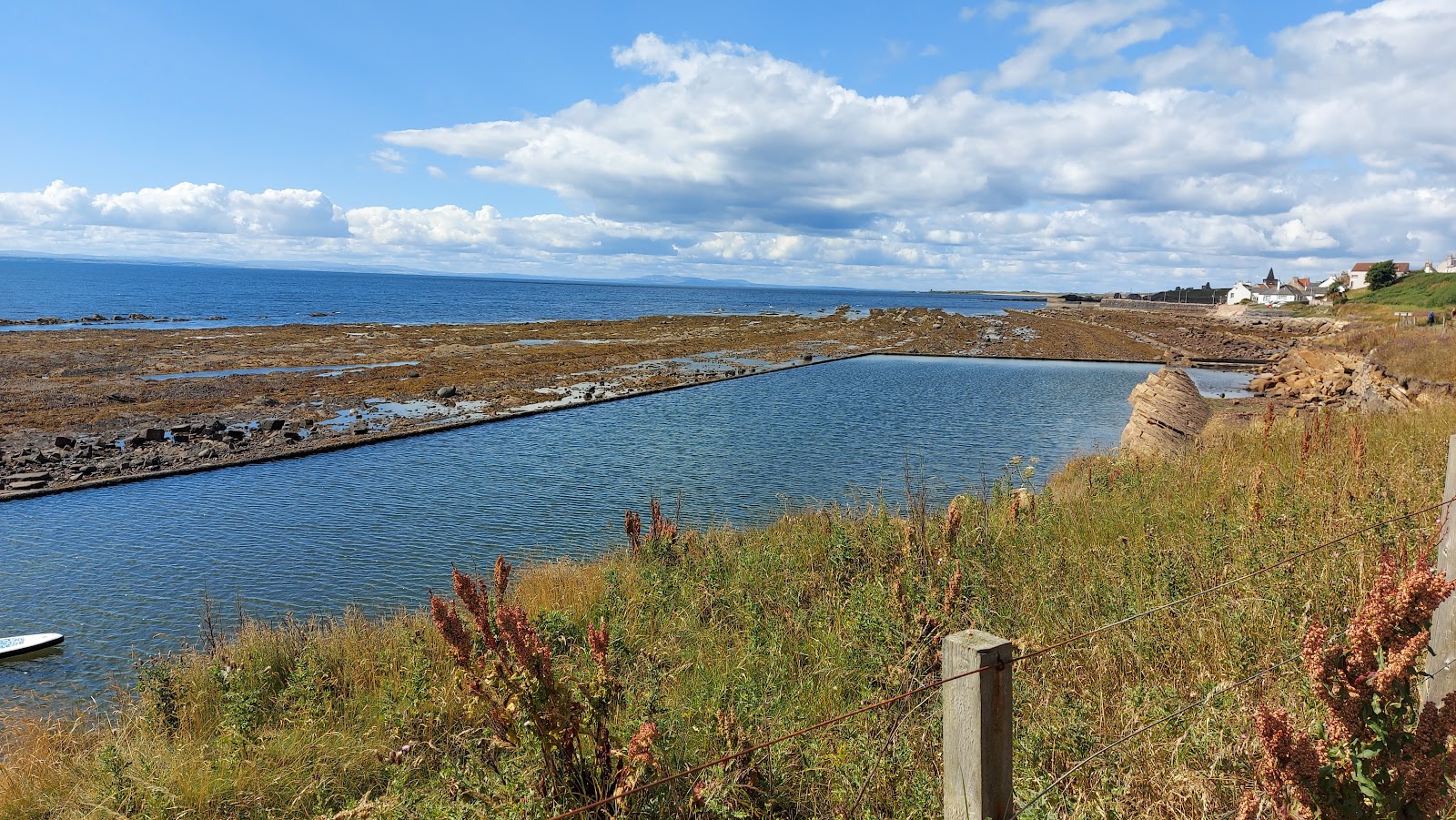 Valokuva St Monans Tidal Pool Beachista. pinnalla turkoosi puhdas vesi:n kanssa