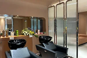 LURE’AY - Luxury Unisex Salon & Makeover Studio image