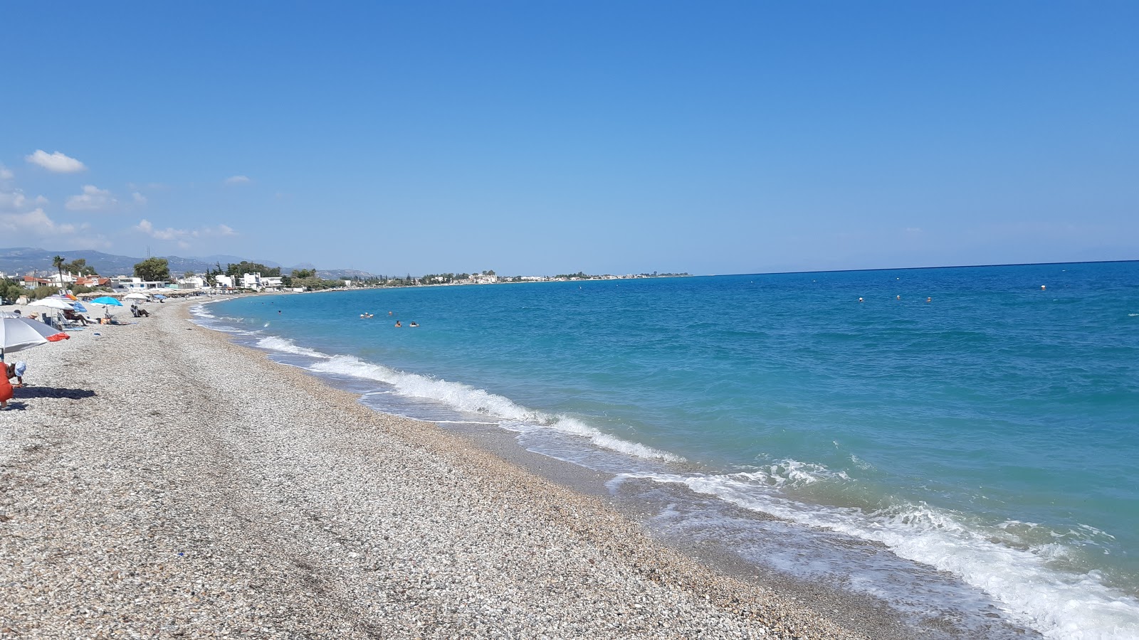 Foto di Paralia Vrachatiou con una superficie del ciottoli beige