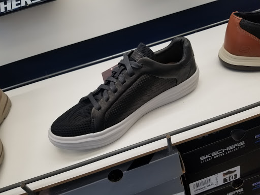 Shoe Store «SKECHERS Factory Outlet», reviews and photos, 3030 E 9th St, Oakland, CA 94601, USA
