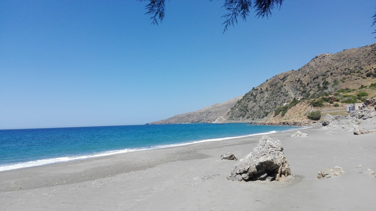 Foto von Gialopotama beach und die siedlung