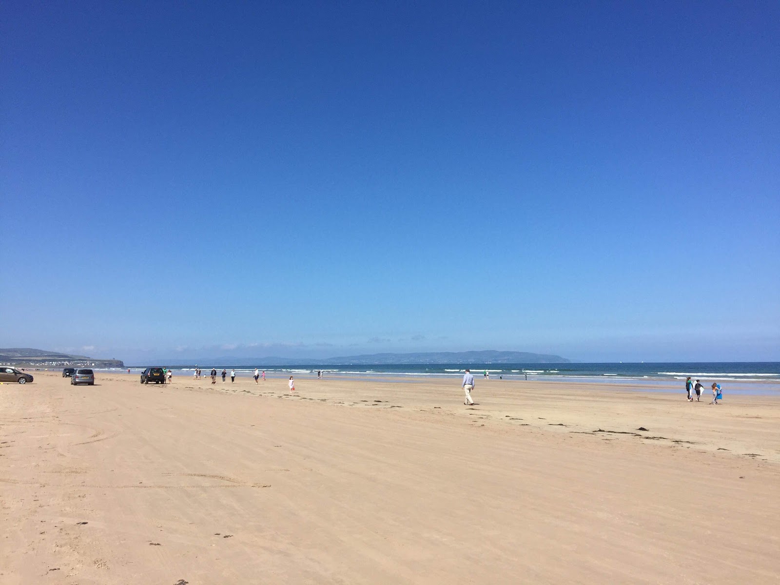 Portstewart plajı'in fotoğrafı turkuaz saf su yüzey ile