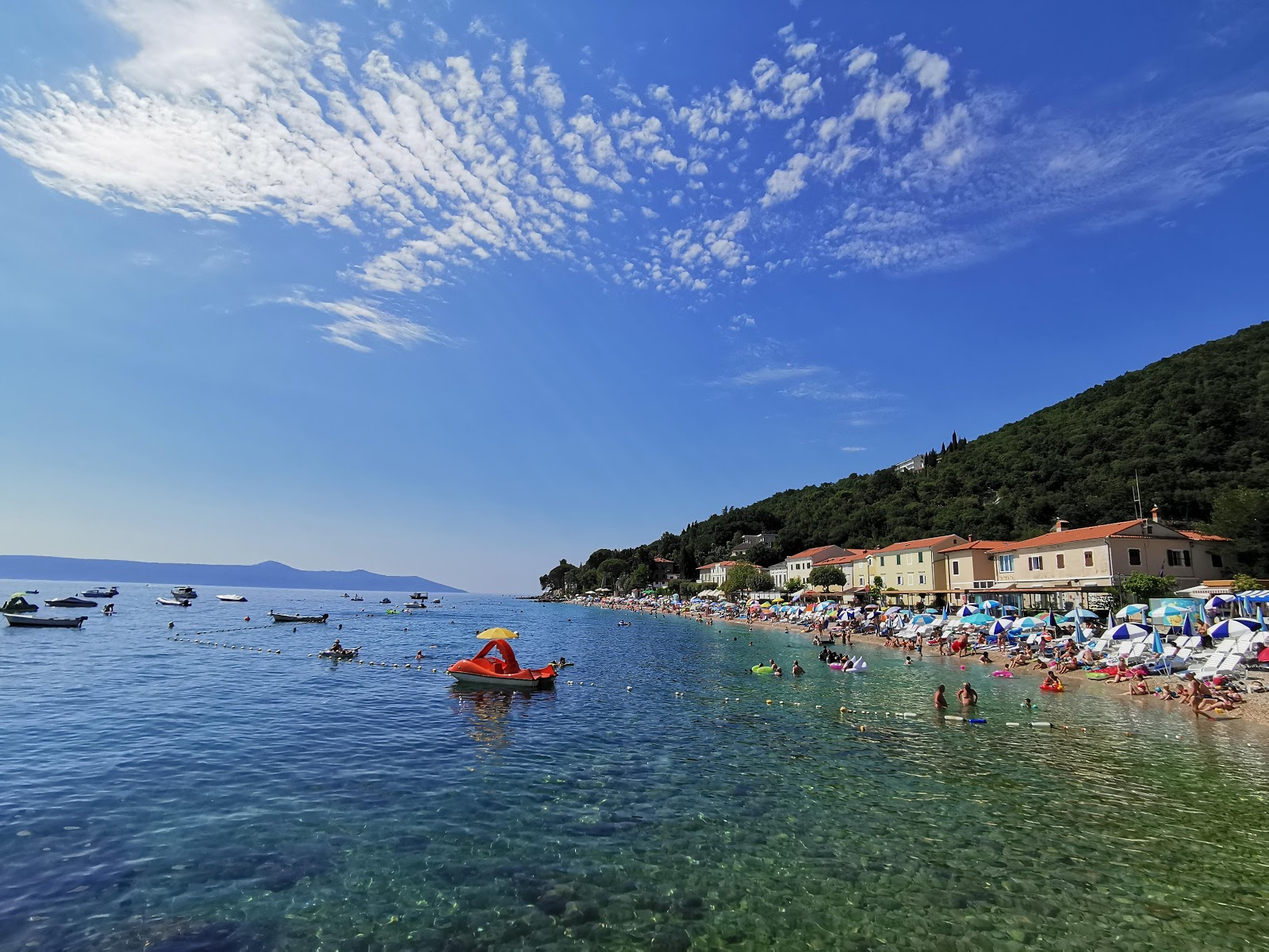 Fotografija Plaža Mošćenička z lahki kamenček površino