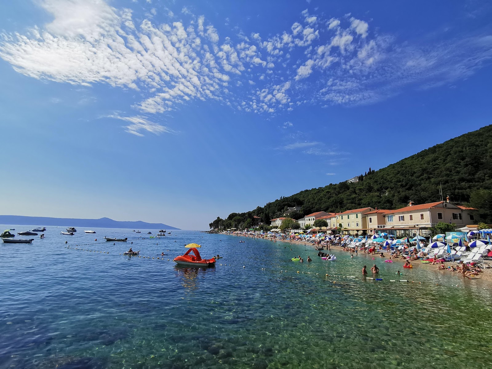 Foto von Moscenicka Strand mit beiger kiesel Oberfläche