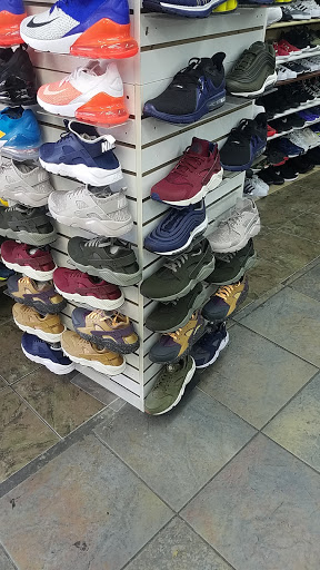 Shoe Store «Outlet Shoes & Rugs», reviews and photos, 221 E Ledbetter Dr, Dallas, TX 75216, USA