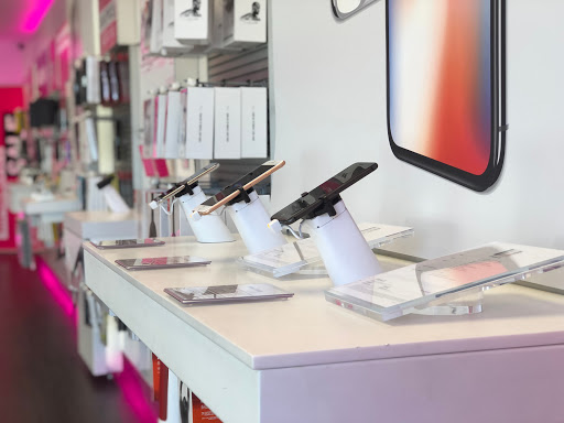 Cell Phone Store «T-Mobile», reviews and photos, 424 E McGalliard Rd, Muncie, IN 47303, USA