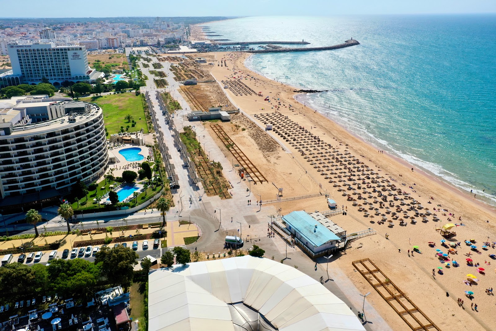 Foto av Praia de Vilamoura med turkosa vatten yta