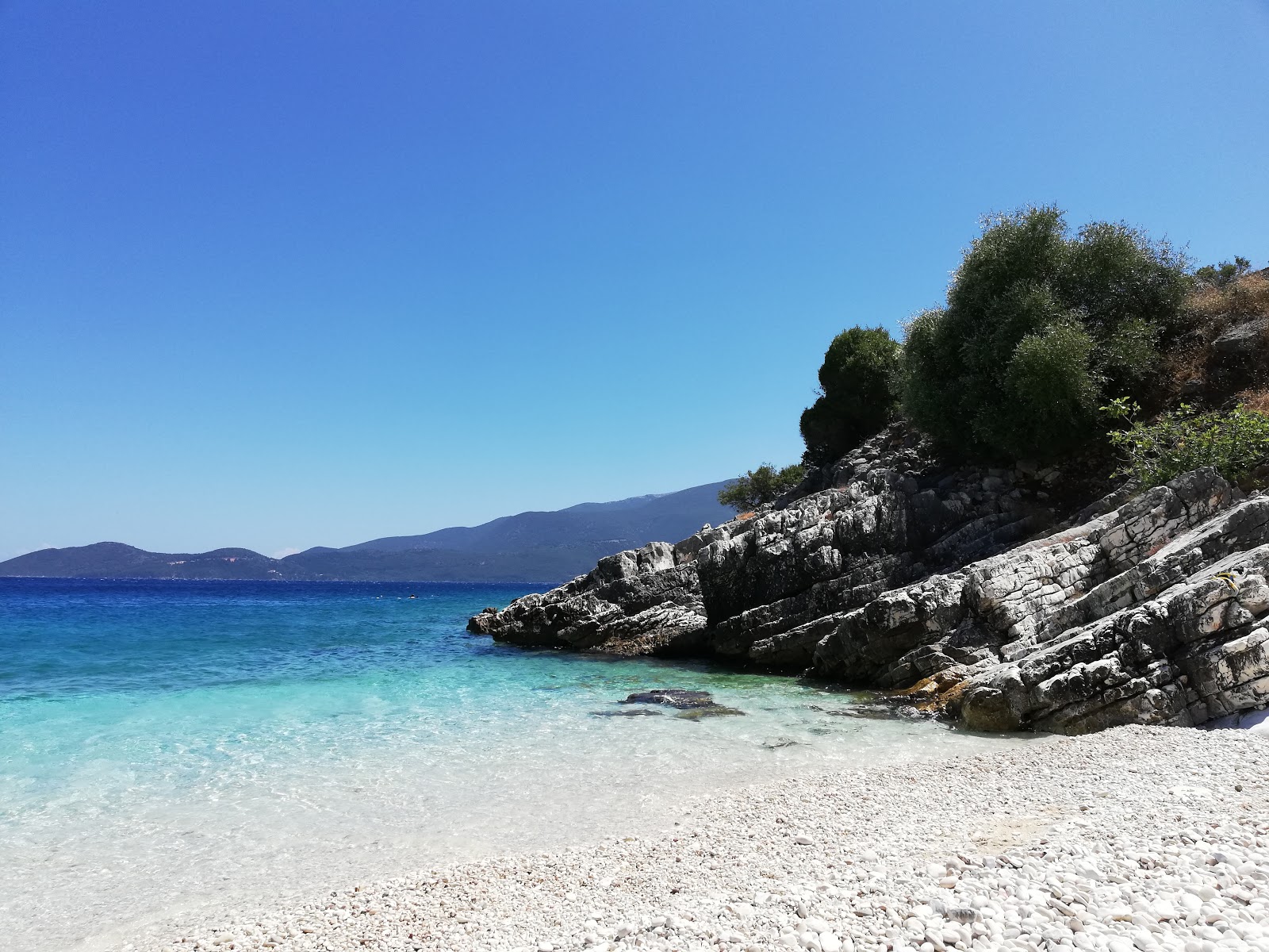 Nici beach'in fotoğrafı dağlarla çevrili