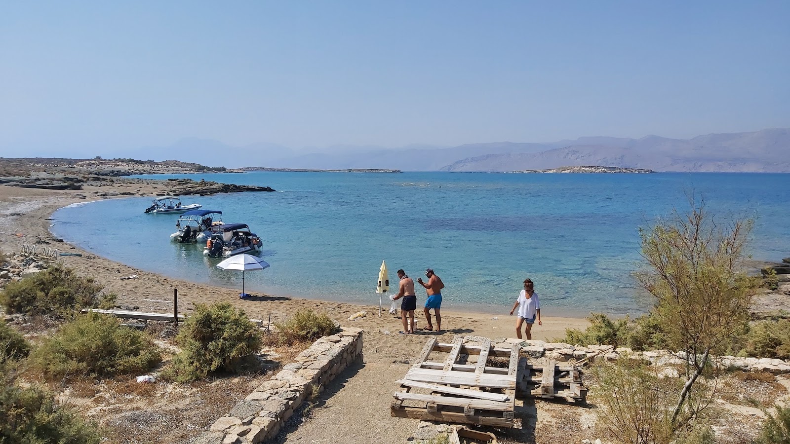 Foto di Pigadi beach con una superficie del piccoli ciottoli grigi