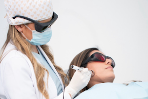 Odontóloga Dra. Maribel Ballesteros - Periodoncia Laser - Implantes Dentales - Diseño de Sonrisa - Invisalign image