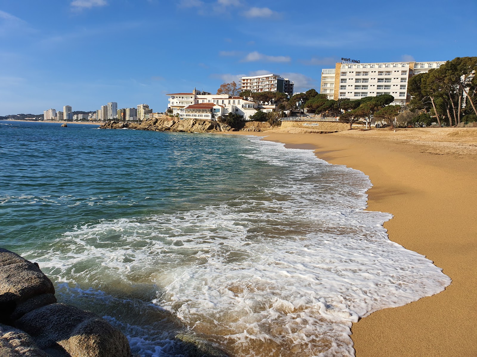 Photo de Cala Rovira avec plusieurs baies spacieuses