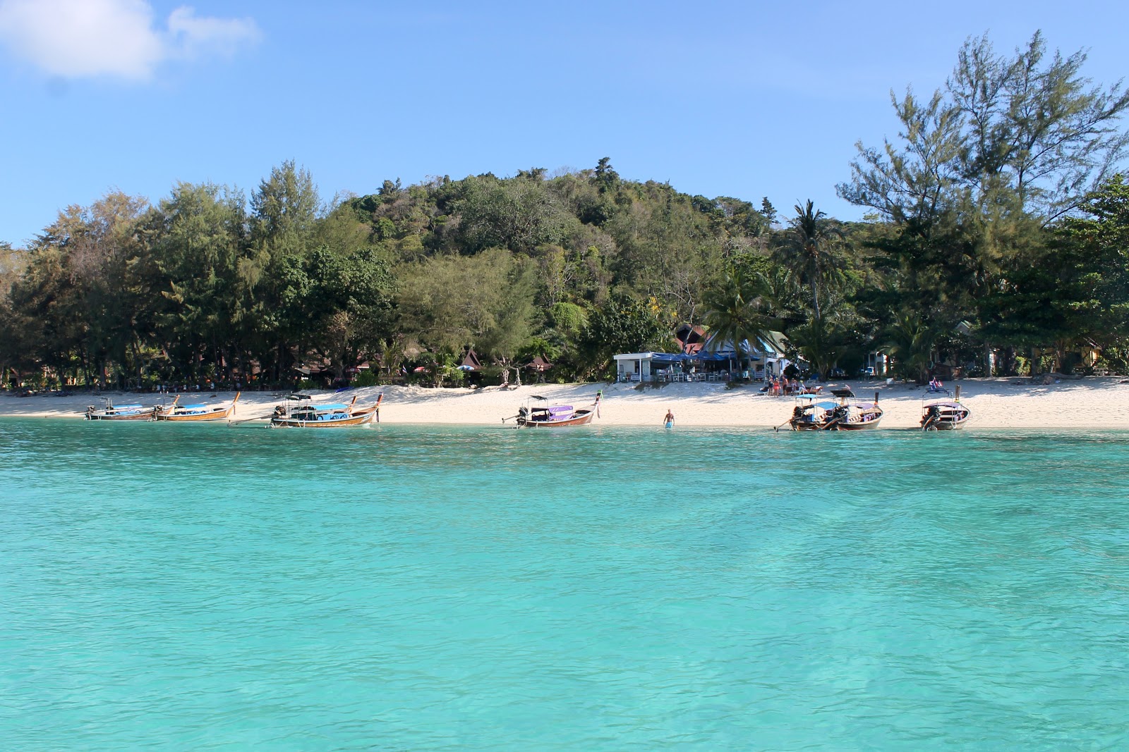 Foto von Phi Phi Long Strand und die siedlung