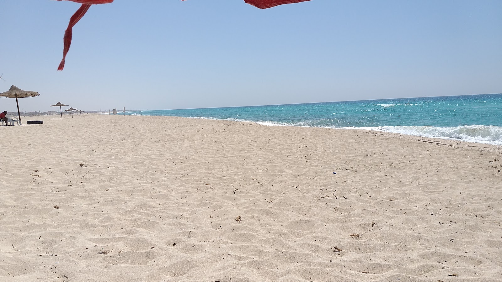 Valokuva Al Bahri Beachista. pinnalla turkoosi puhdas vesi:n kanssa