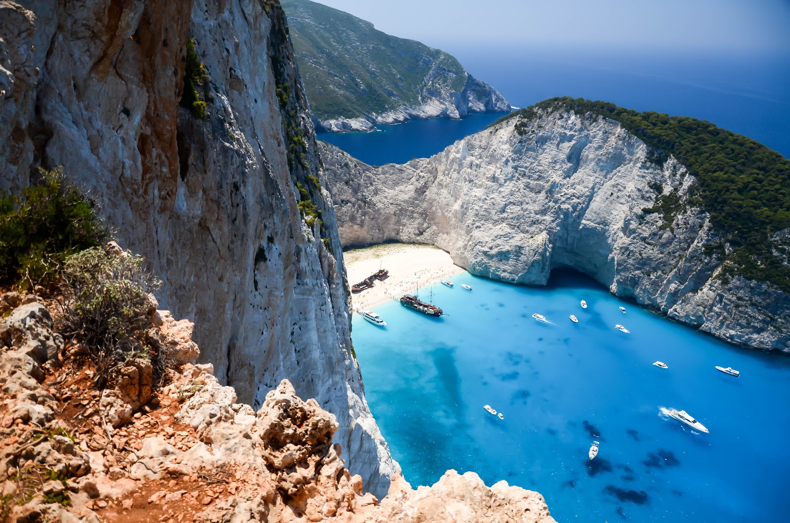 Navagio Plajı (Gemiler Mezarlığı)'in fotoğrafı birden fazla küçük koy ile birlikte