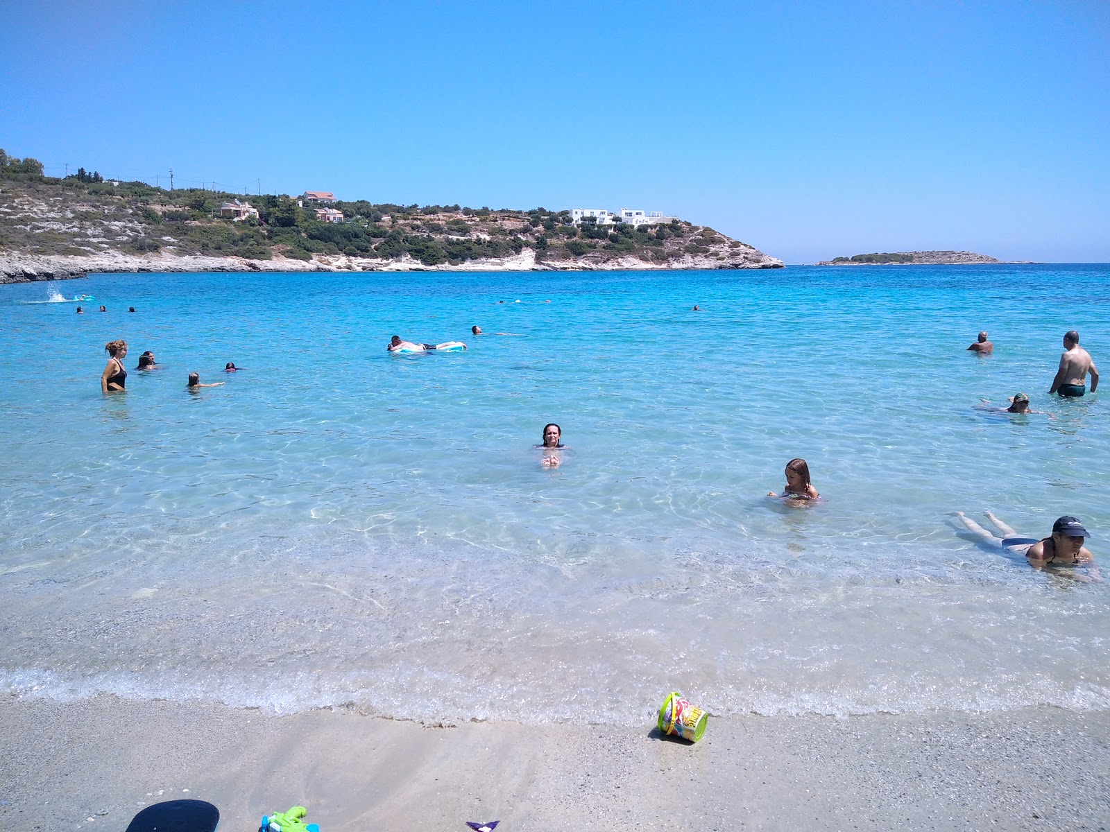 Loutraki Beach'in fotoğrafı uçurumlarla desteklenmiş