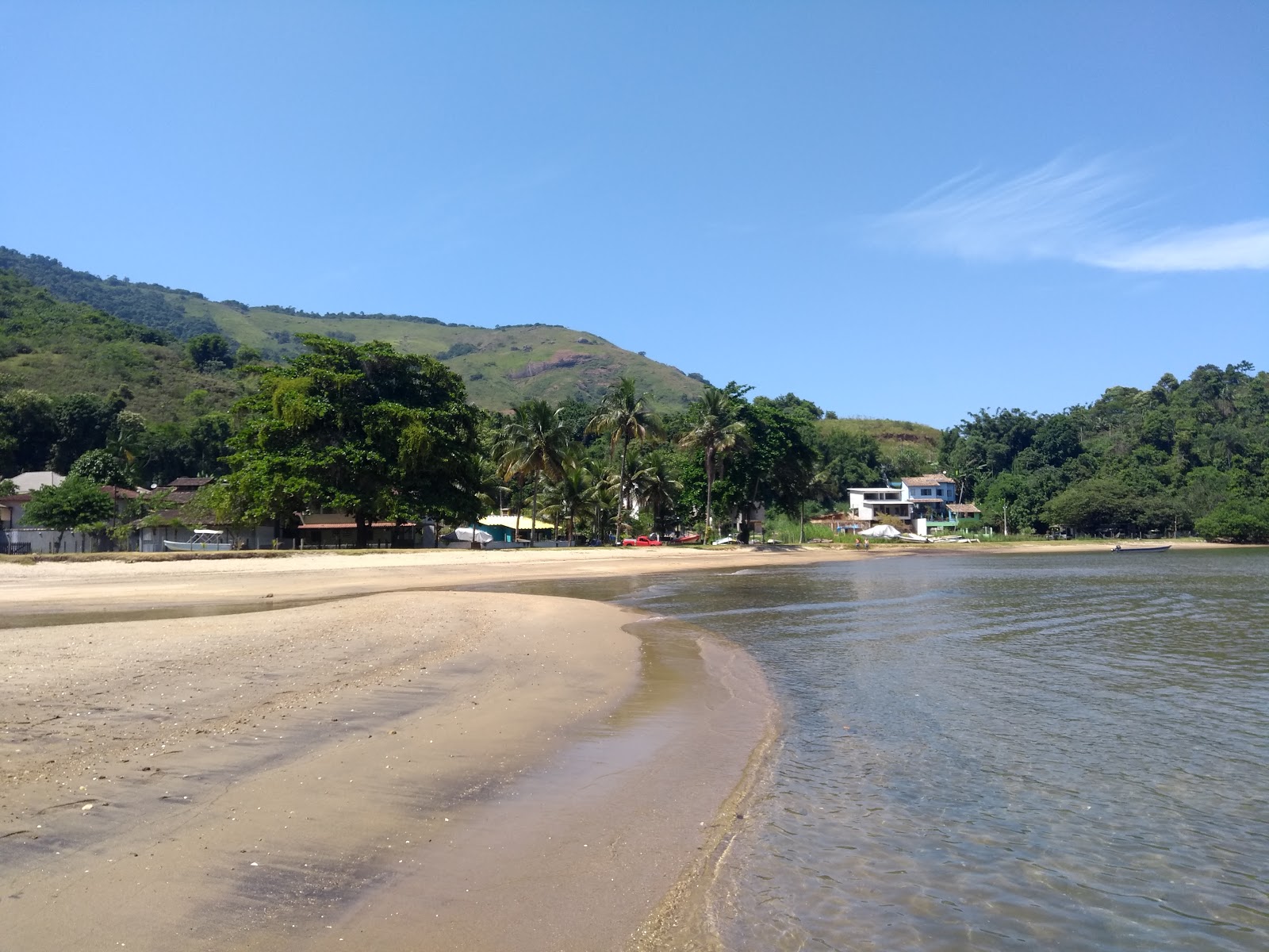 Foto de Praia do Tartaruga com areia brilhante superfície