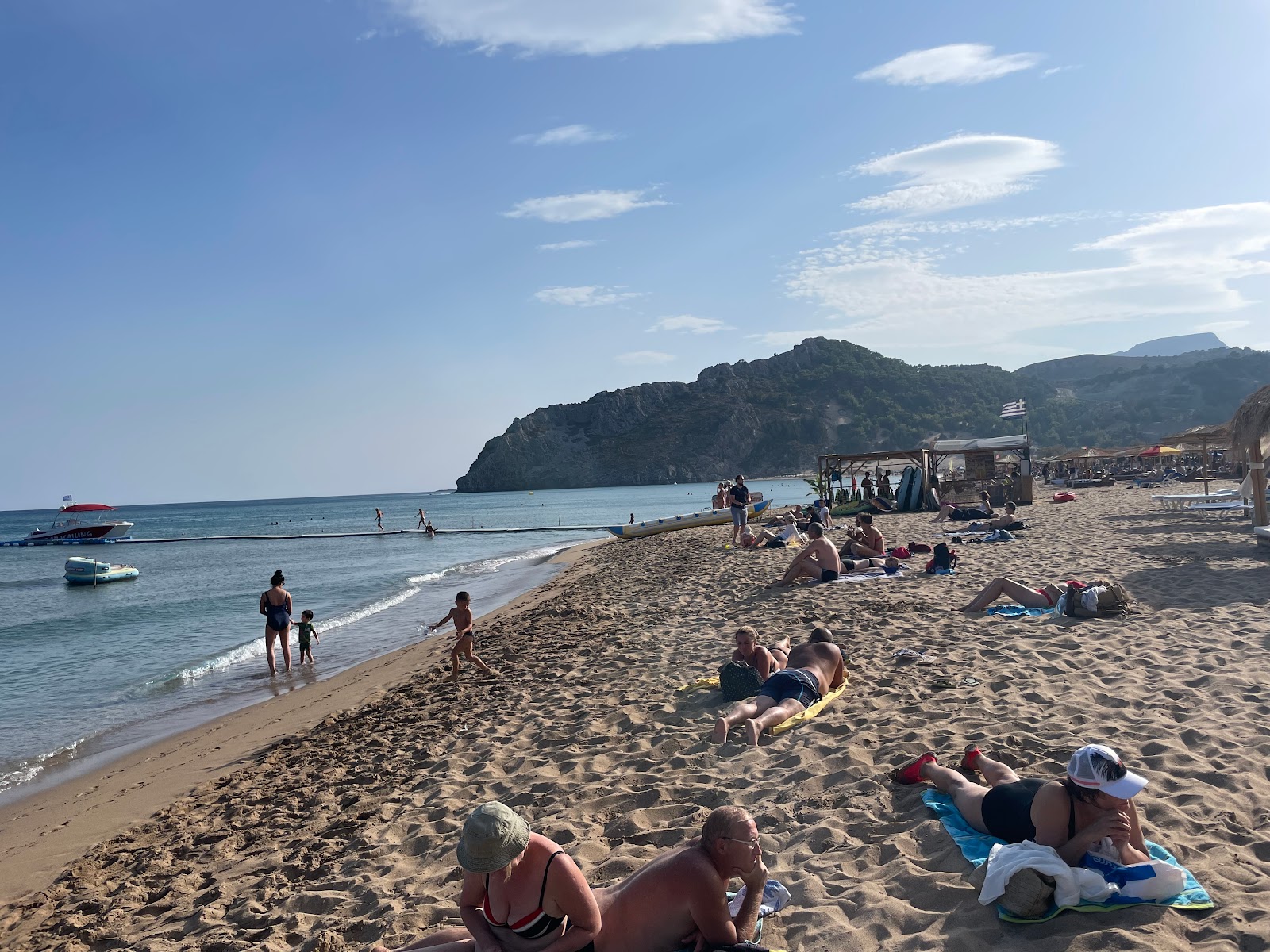 Foto van Tsambika Beach ondersteund door kliffen