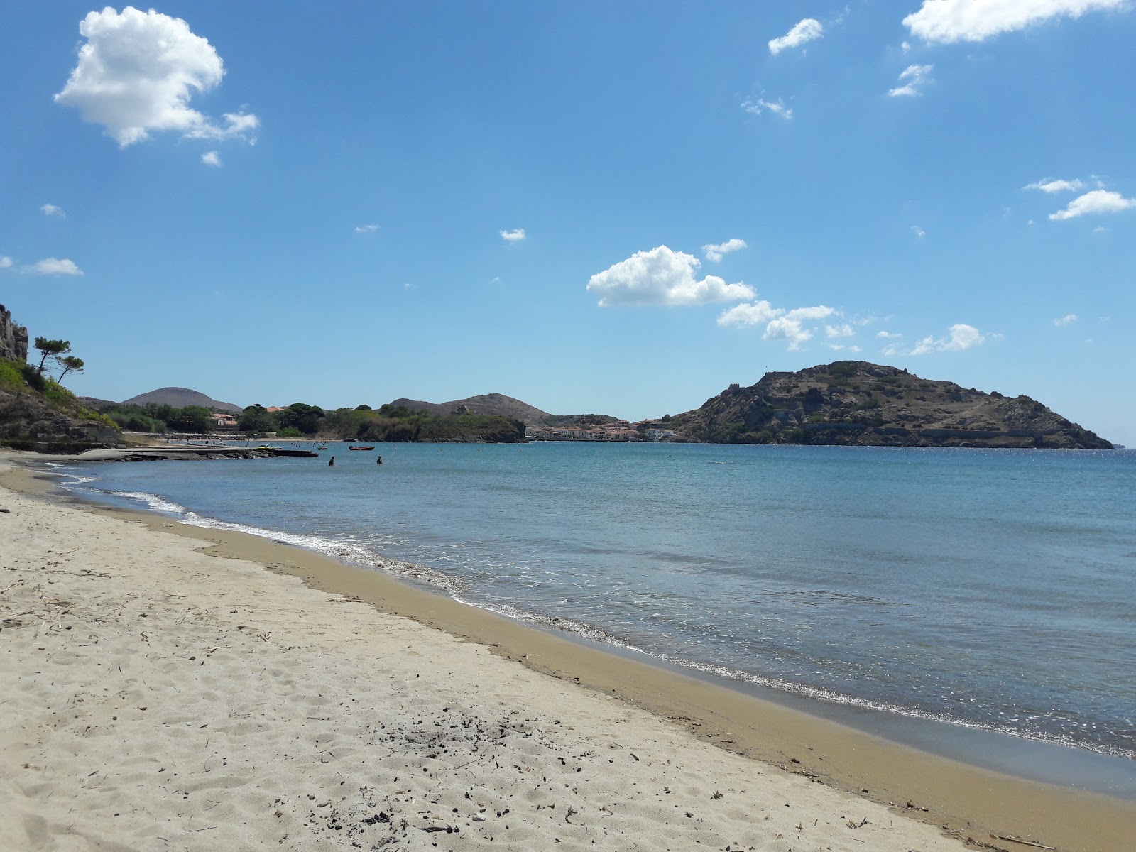 Foto av Myrina beach med blå rent vatten yta