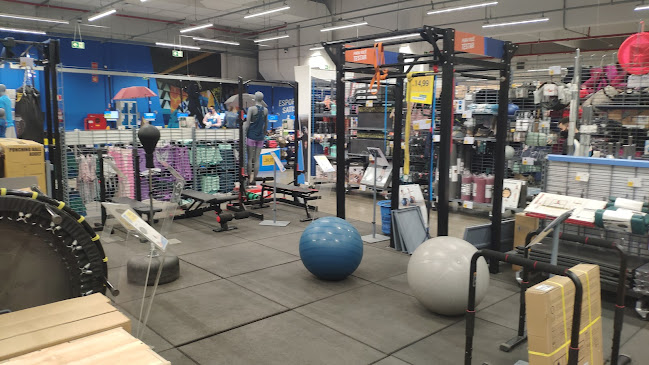 Conhecendo a DECATHLON MARGINAL TIETÊ  A Carô e a Ju foram conhecer a  Decathlon Brasil, maior loja da rede aqui em São Paulo. Foi bem divertido,  elas experimentaram produtos e pagaram