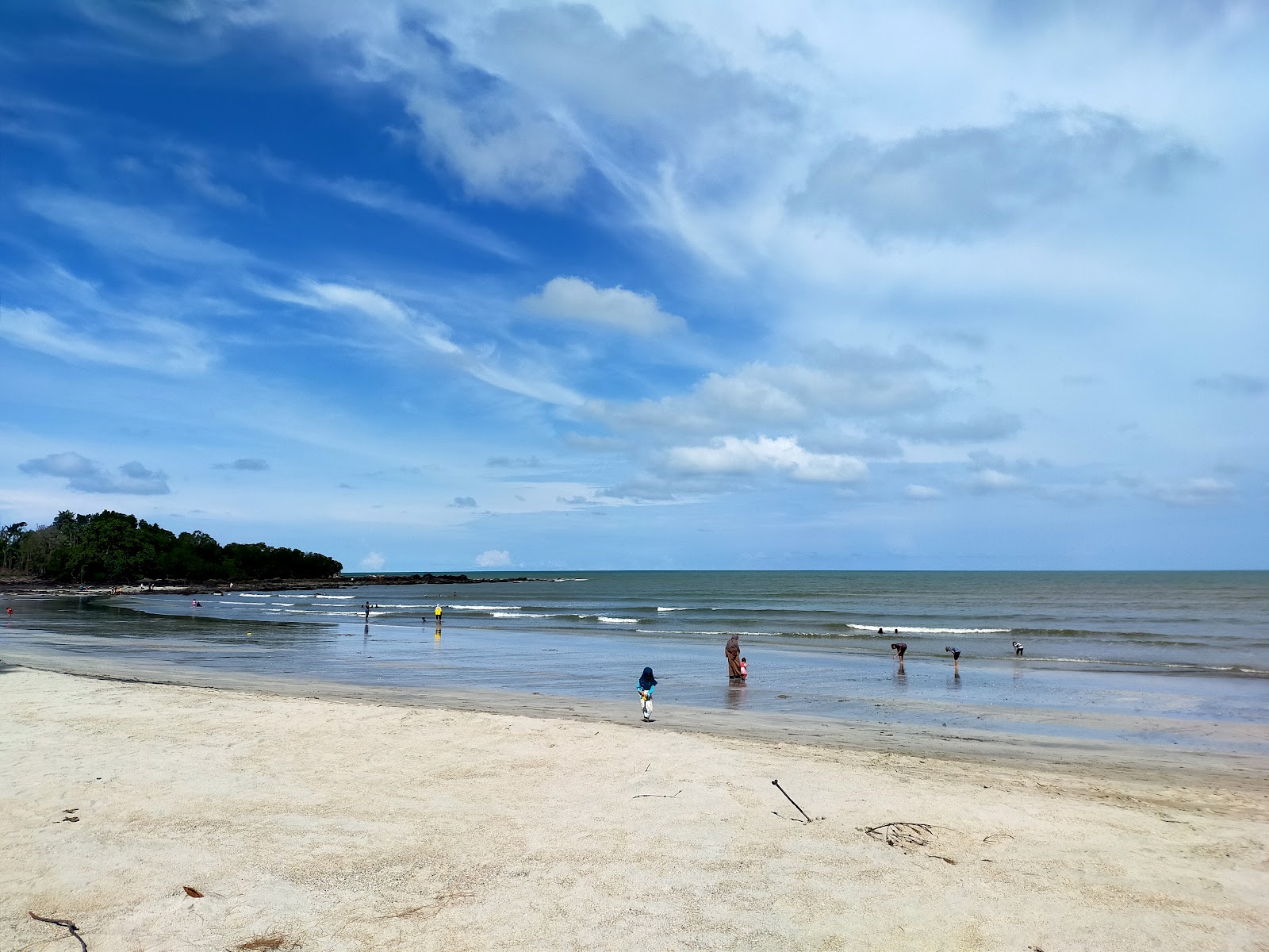 Foto av Temalah Beach med grå sand yta