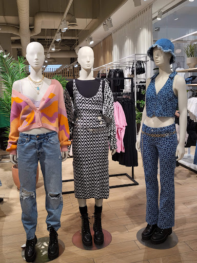 Clothing Store «H&M», reviews and photos, 6600 Topanga Canyon Blvd # 45, Canoga Park, CA 91303, USA