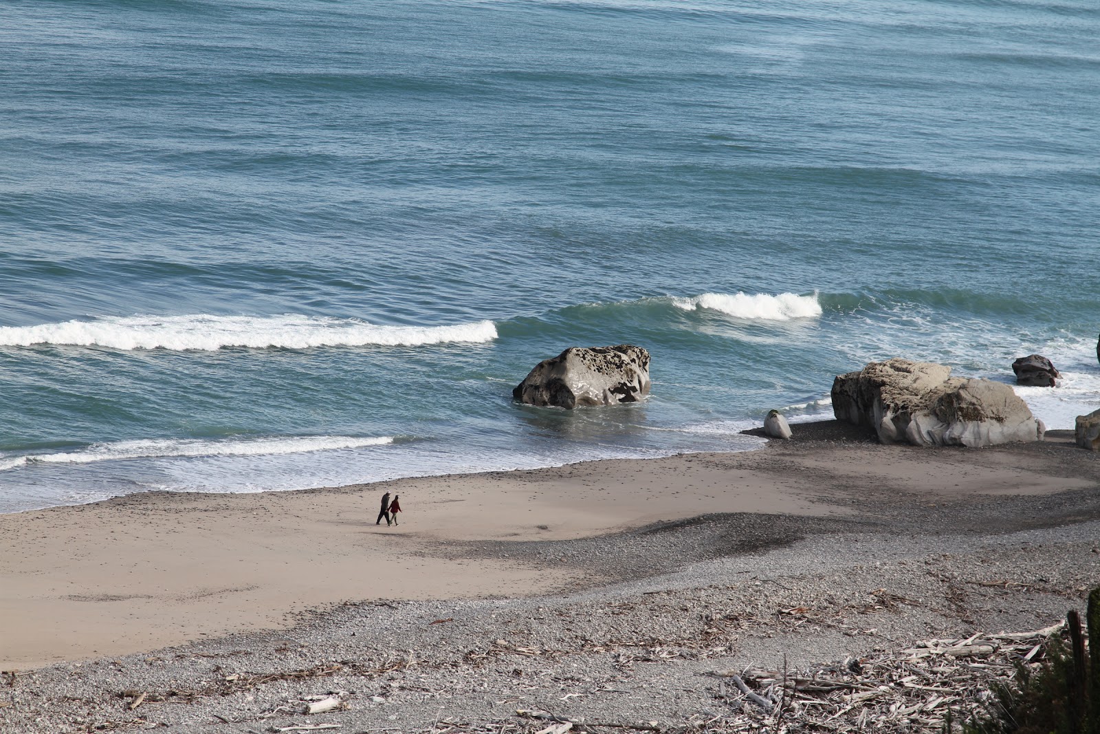 Valokuva Mokihinui Beachista. pinnalla turkoosi vesi:n kanssa