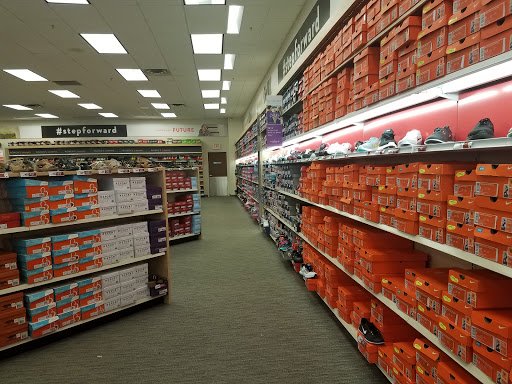 Shoe Store «Famous Footwear», reviews and photos, 3282 N John Young Pkwy, Kissimmee, FL 34741, USA