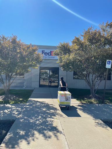 Shipping and Mailing Service «FedEx Ship Center», reviews and photos, 4220 N Atlantic Blvd, Auburn Hills, MI 48326, USA