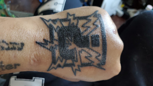 Tattoo Shop «Kings & Queens Tattoo & Piercing», reviews and photos, 4541 Dixie Hwy, Waterford, MI 48329, USA