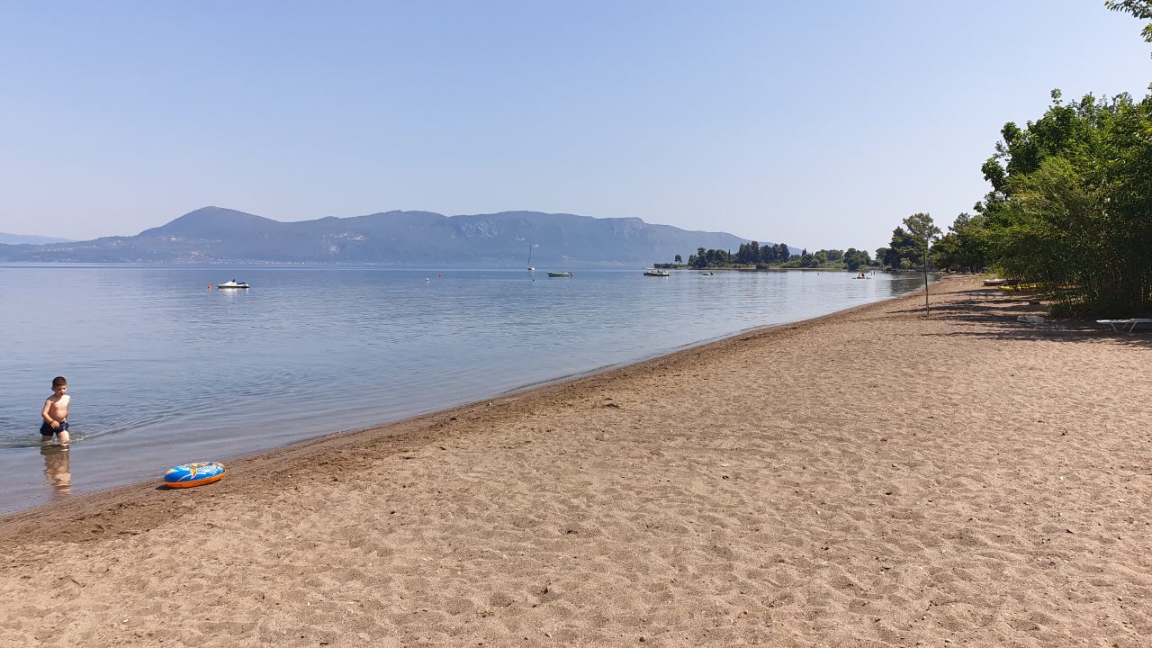 Agios Konstantinos beach'in fotoğrafı çok temiz temizlik seviyesi ile
