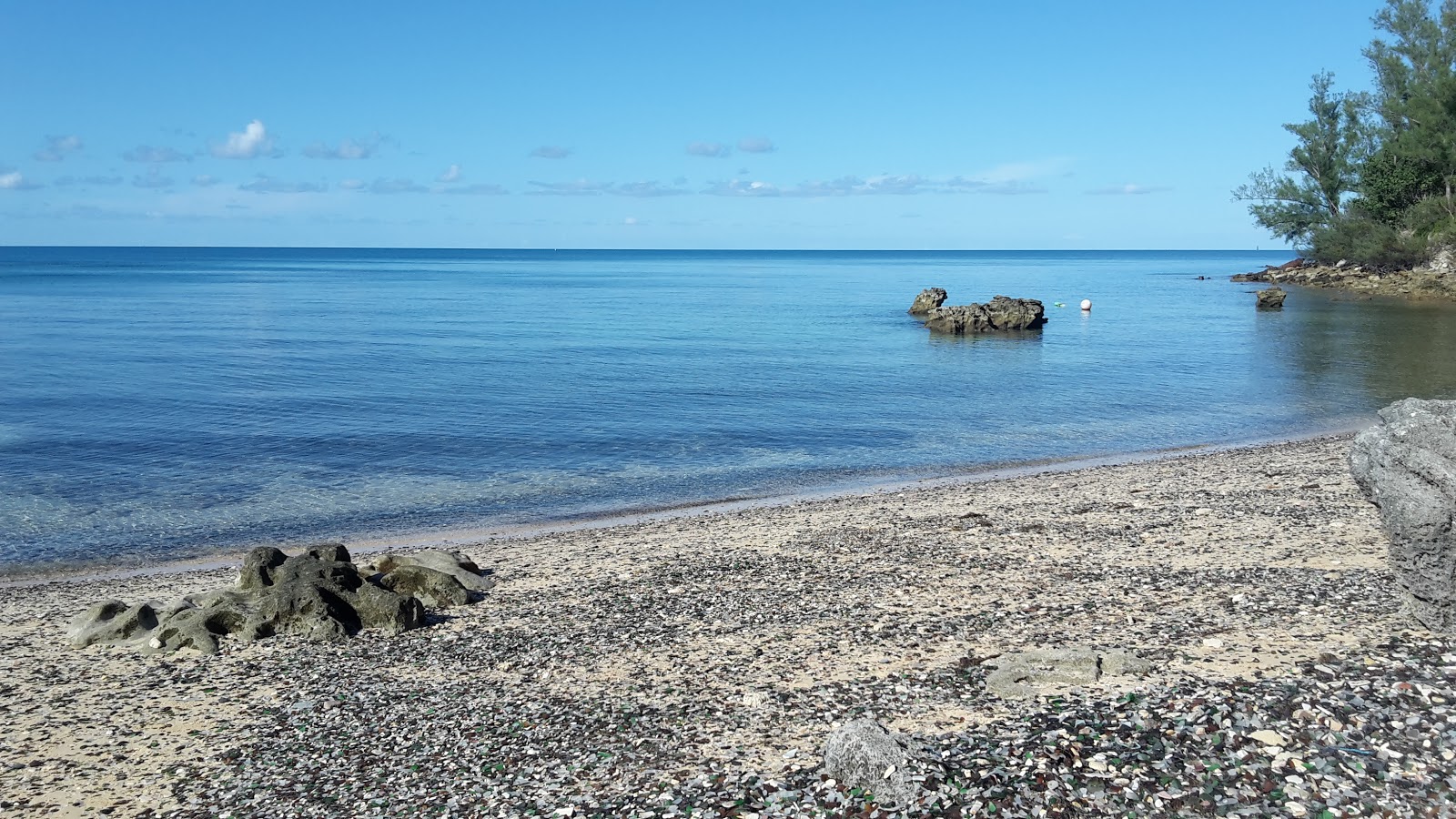 Foto von Glass Beach und die siedlung