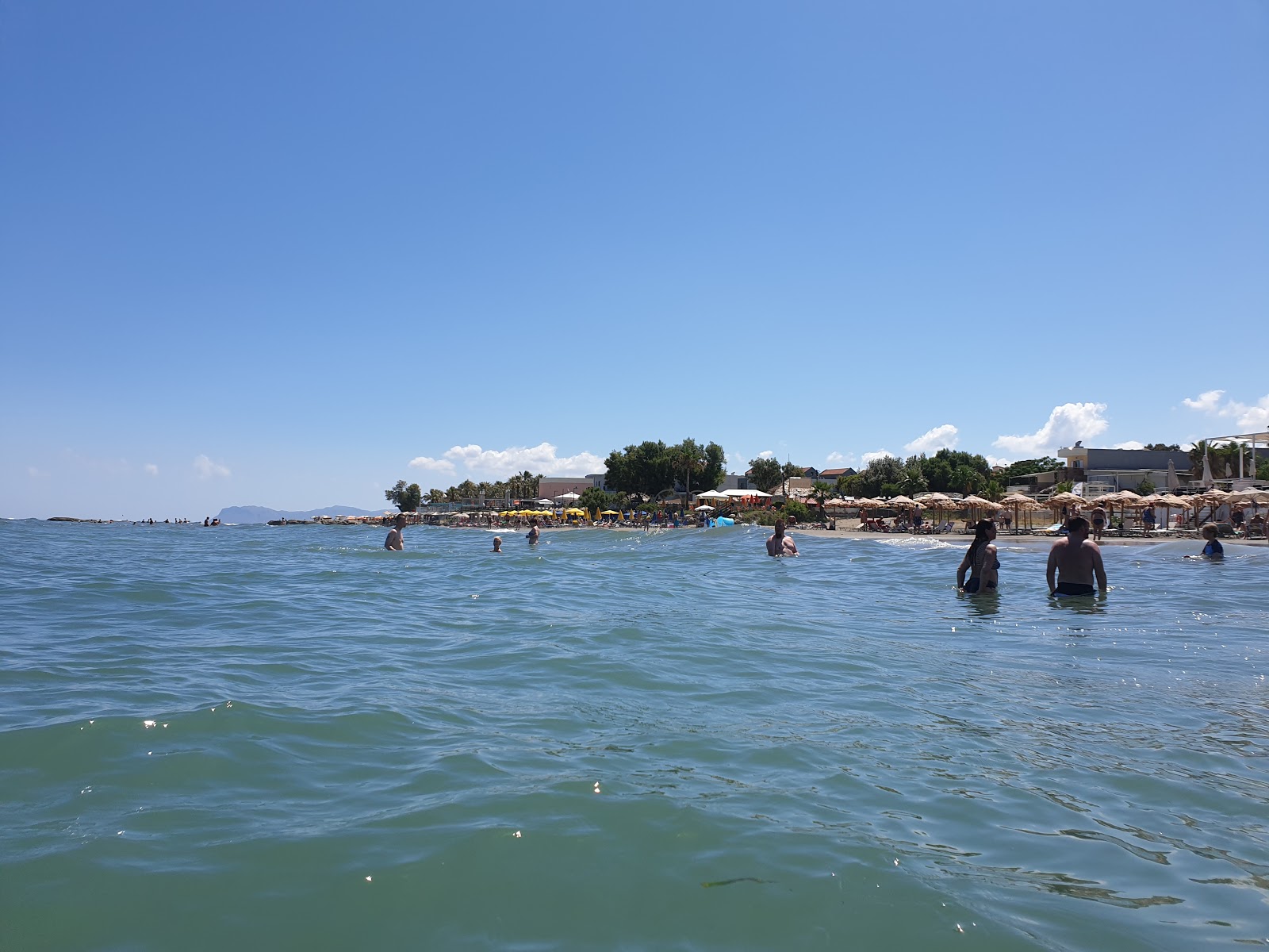 Fotografie cu Agia Marina Beach - locul popular printre cunoscătorii de relaxare