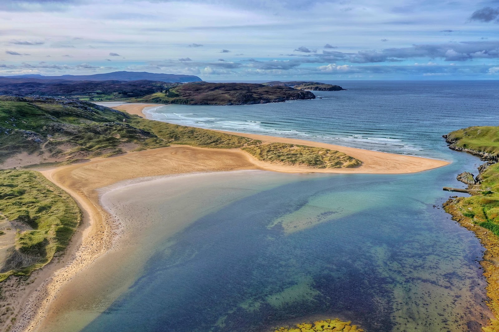 Foto di Torrisdale beach con una superficie del sabbia luminosa