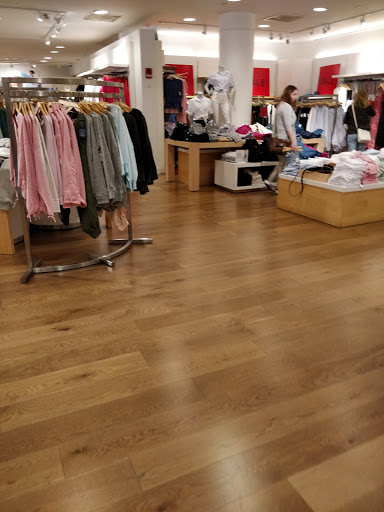 Clothing Store «Gap», reviews and photos, 200 State St, Boston, MA 02109, USA
