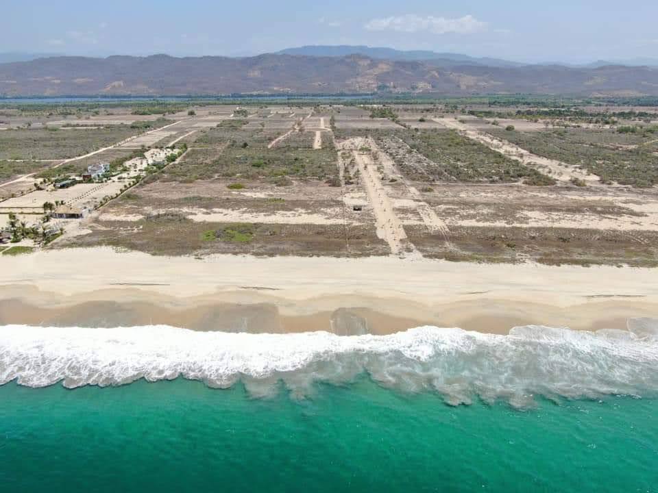 Foto av Playa Delfin och bosättningen