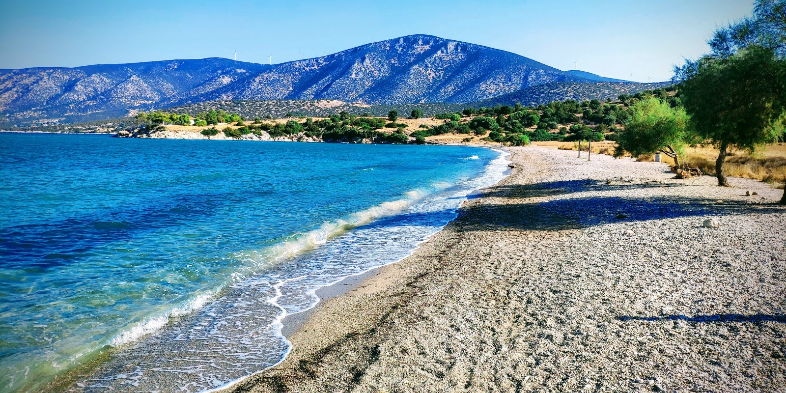 Fotografie cu Lampagianna beach cu o suprafață de pietricele beige mici