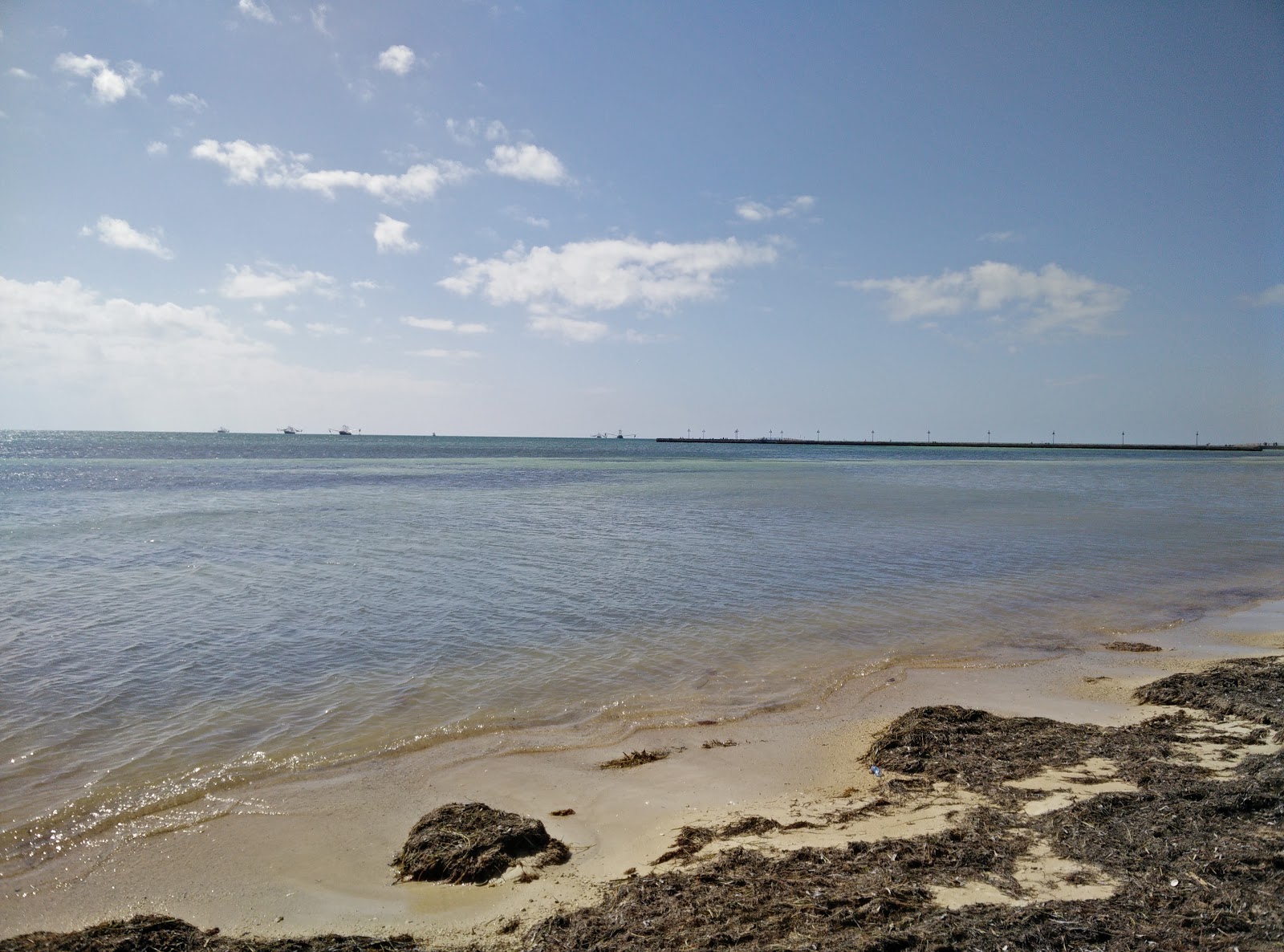 Rest beach的照片 带有碧绿色水表面