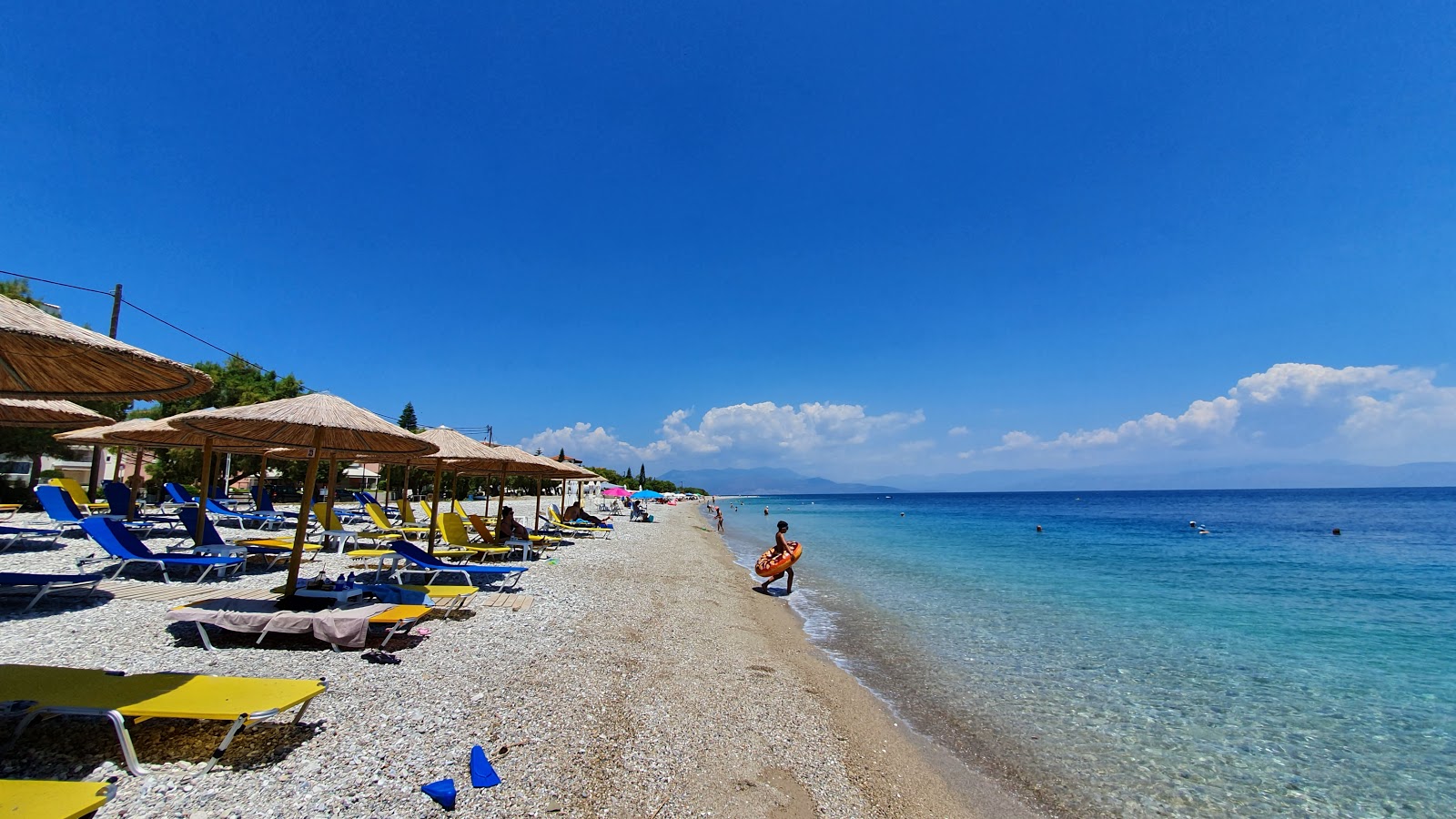 Paralia Akratas的照片 带有灰卵石表面