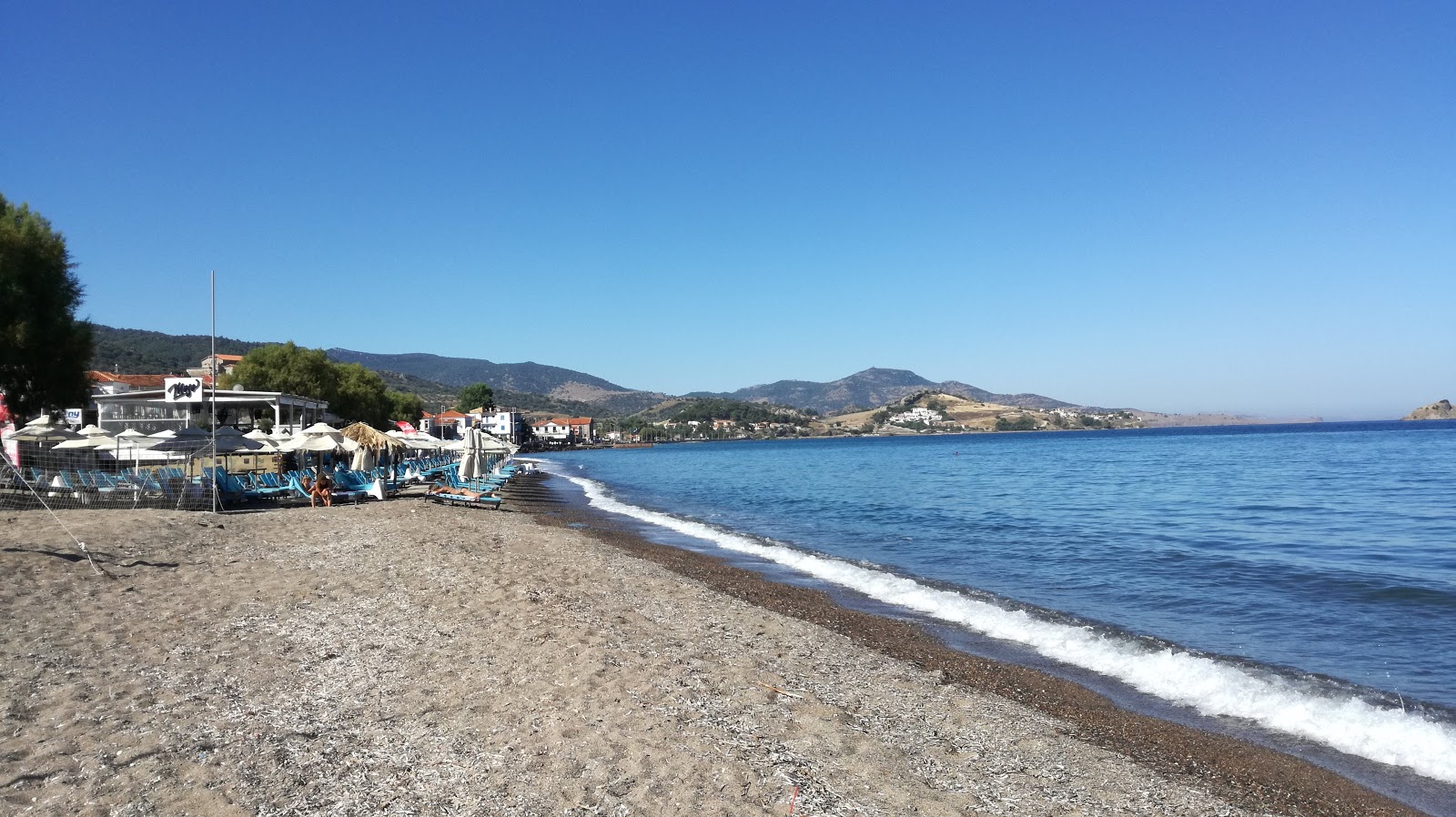 Foto de Praia de Petra com areia clara e seixos superfície