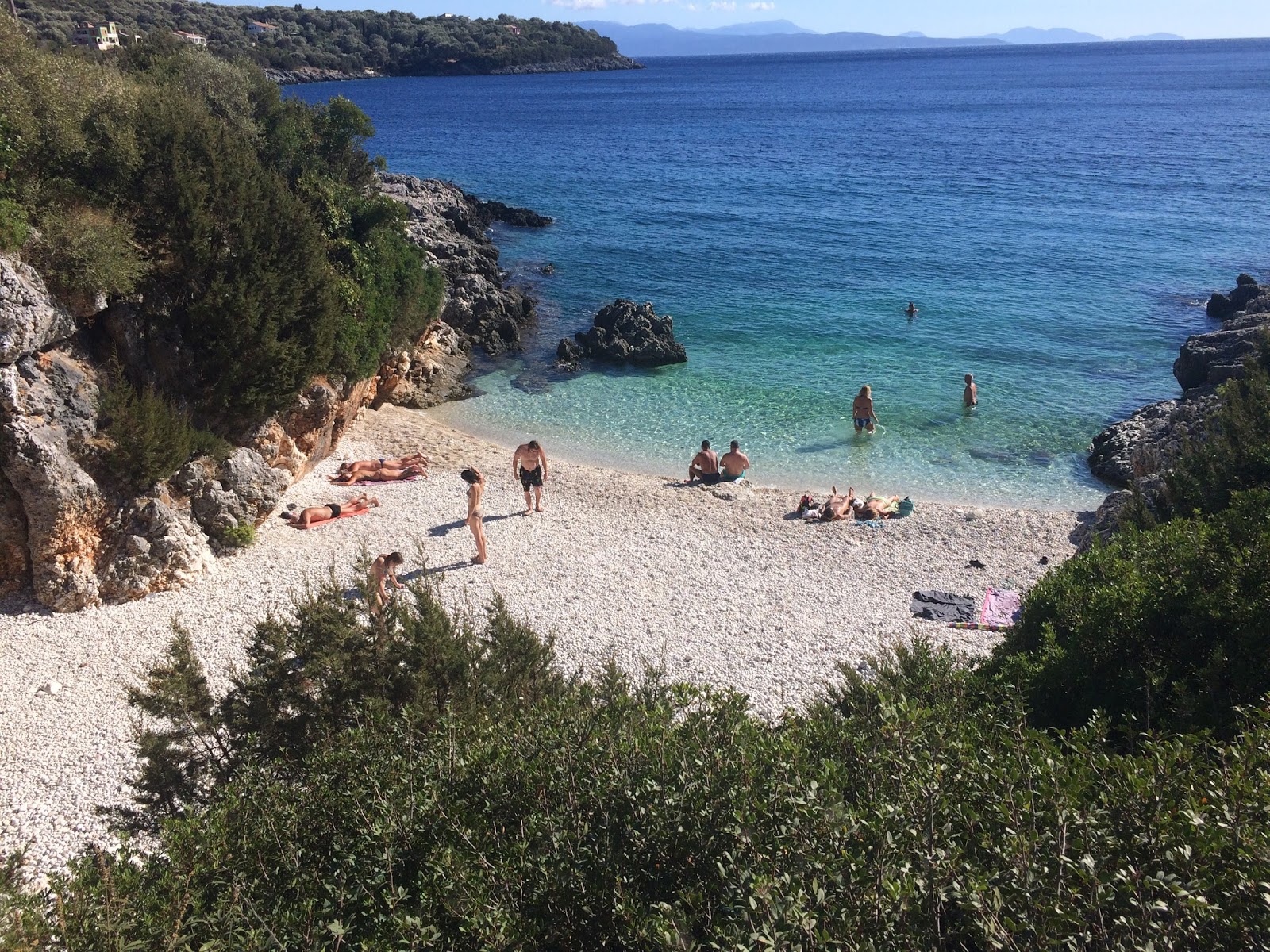 Spiaggia的照片 带有岩石覆盖表面