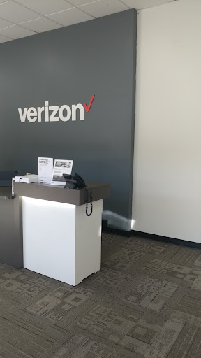 Cell Phone Store «Verizon Authorized Retailer - A Wireless», reviews and photos, 285 E 5th St c, Long Beach, CA 90802, USA