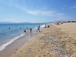 Vrysaki beach II'in fotoğrafı uçurumlarla desteklenmiş