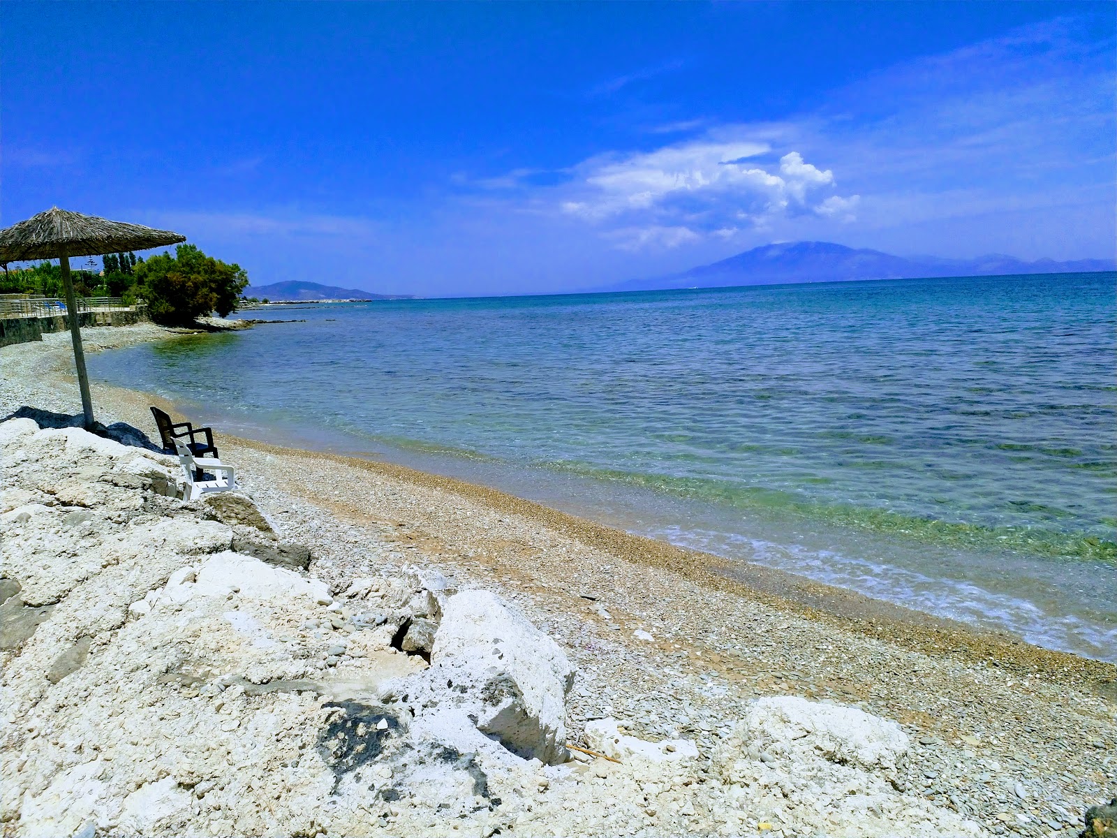 Belussi beach II的照片 带有轻质沙和卵石表面