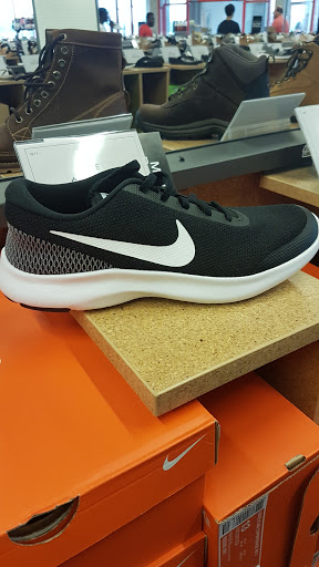 Shoe Store «DSW Designer Shoe Warehouse», reviews and photos, 8400 Factory Shops Blvd #400, Jeffersonville, OH 43128, USA