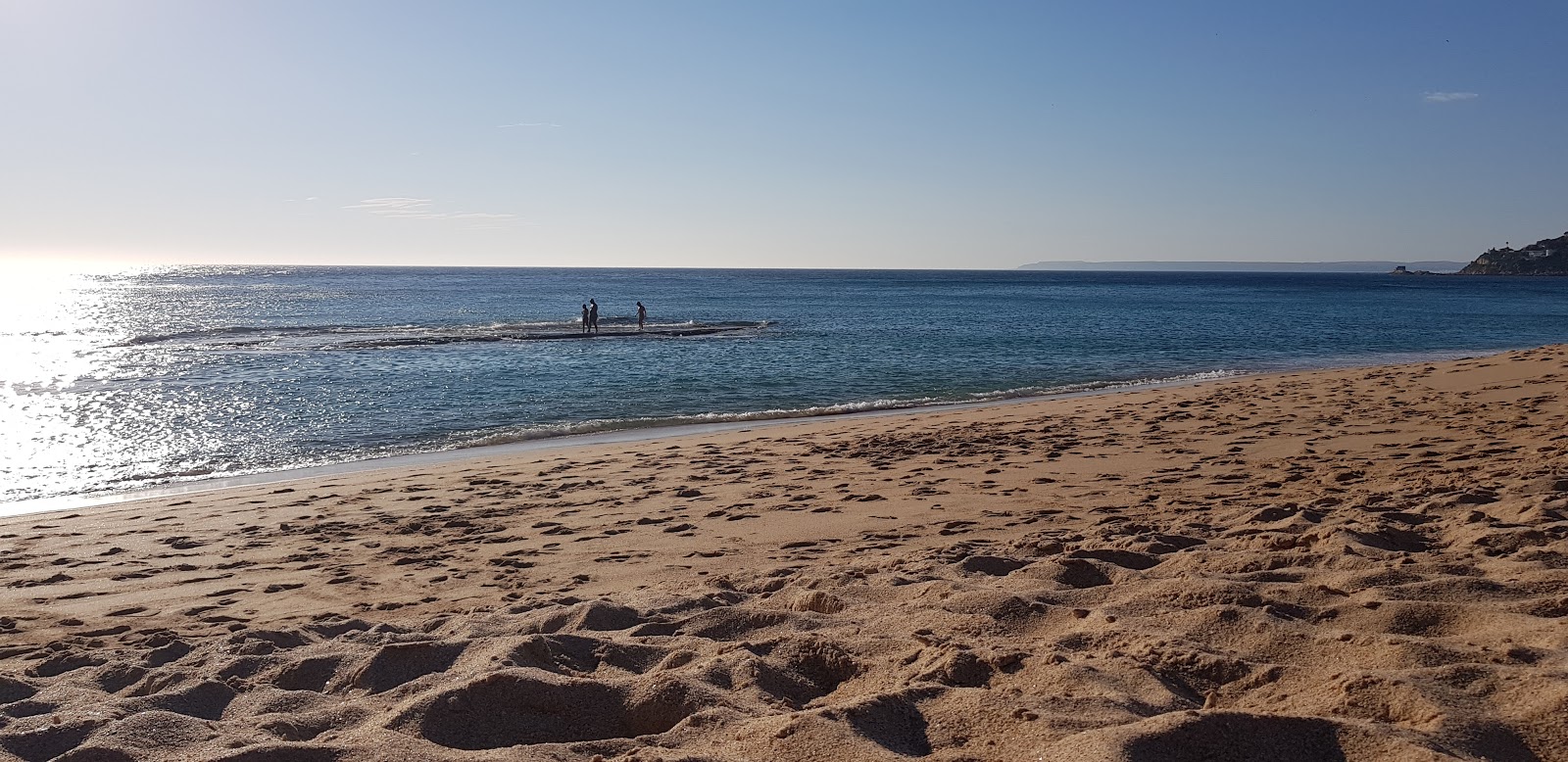 Foto von Strand Entre Dos Torres mit lange bucht