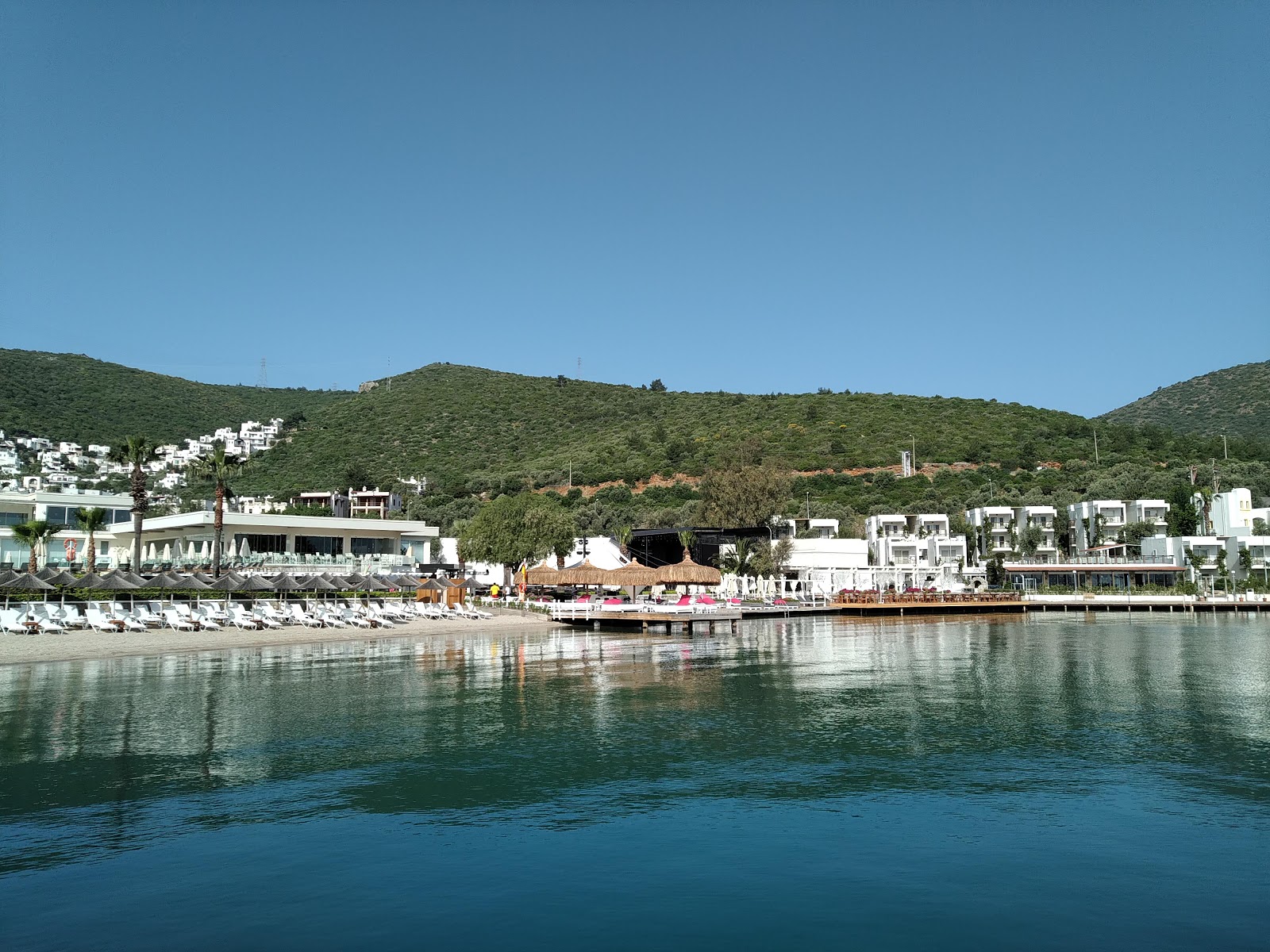 Foto di Fancy Beach con una superficie del sabbia beige fine