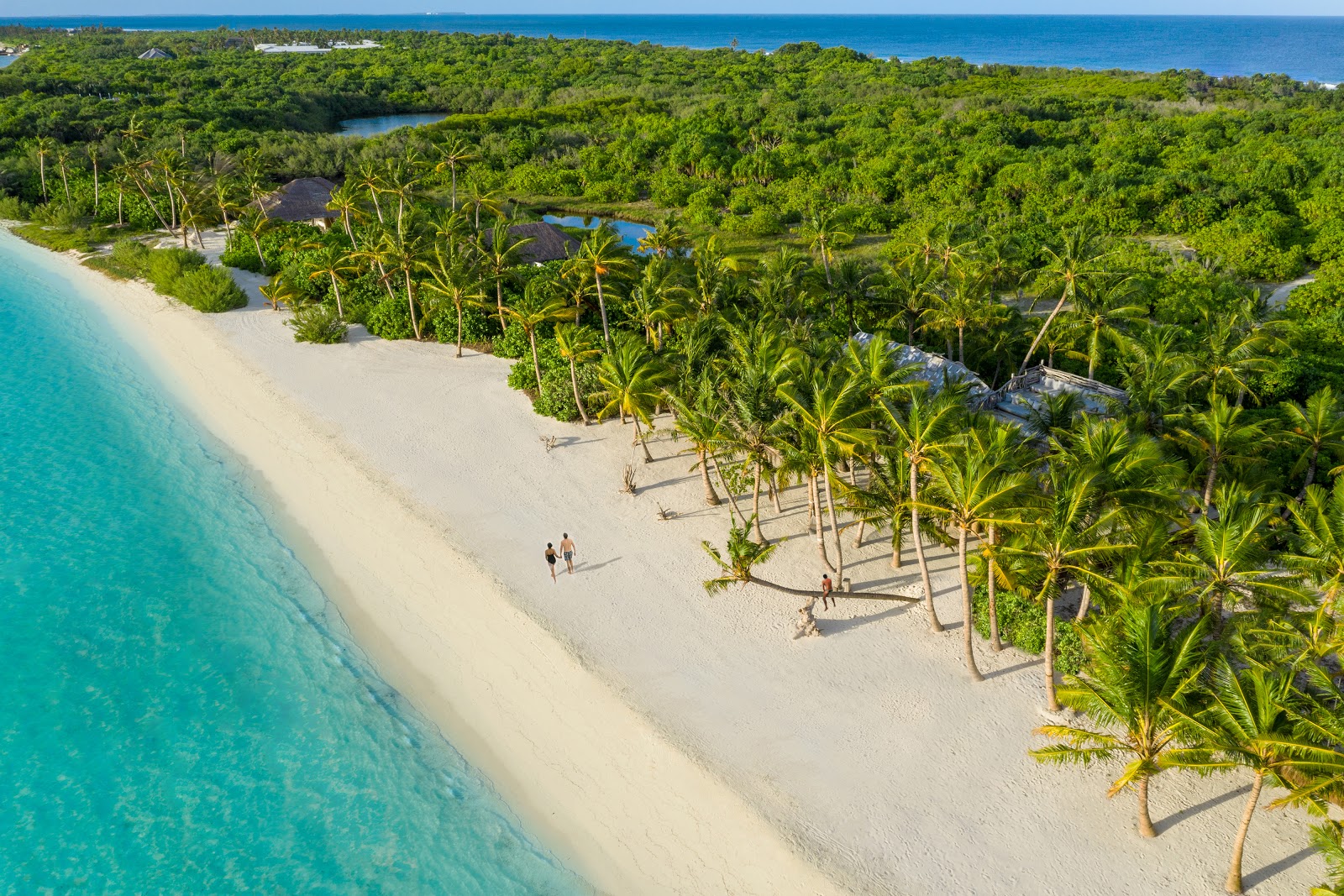 Foto de Soneva Jani island con arena blanca superficie