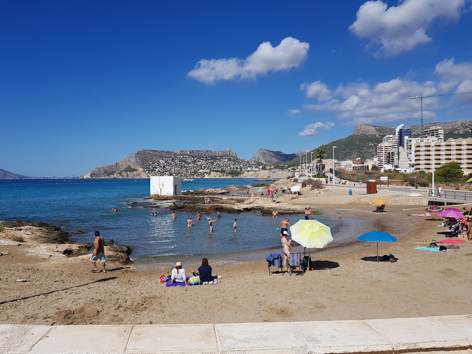Cala del Morello'in fotoğrafı - rahatlamayı sevenler arasında popüler bir yer
