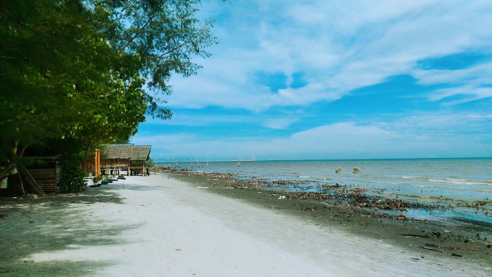 Tanjung Sepat Beach'in fotoğrafı geniş plaj ile birlikte